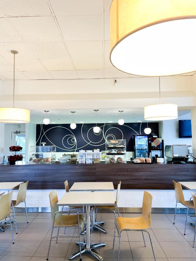 Rodd Moncton Hotel Bagian luar foto